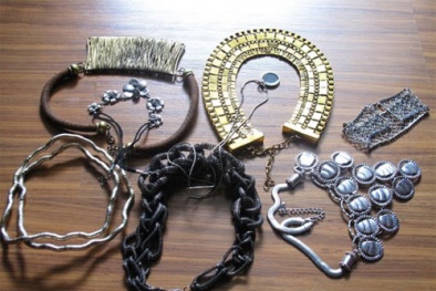 Phụ kiện rẻ tiền gây hại cho da